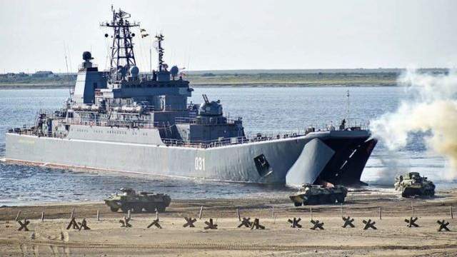 俄罗斯集结6艘登陆舰，与10万大军南北遥相呼应
